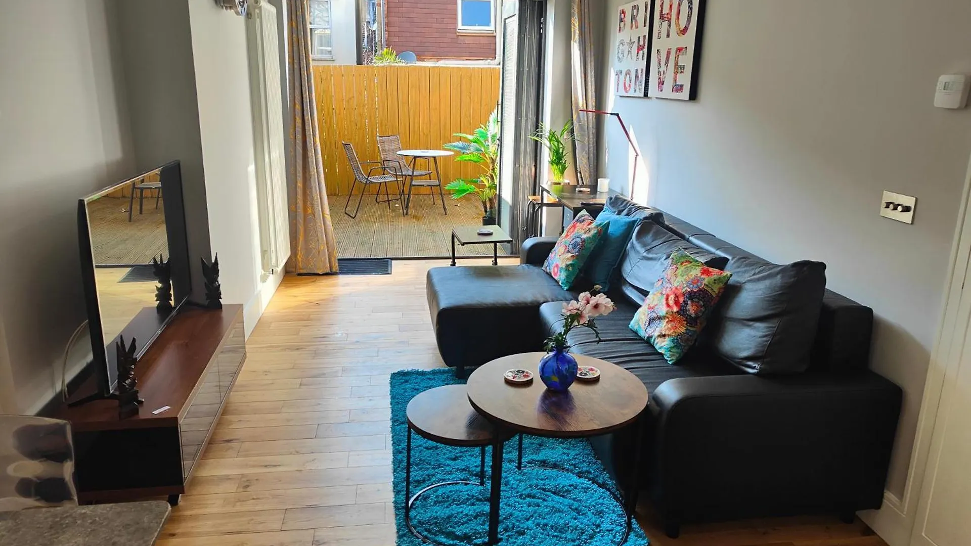 Modern Central Brighton Patio Apartment